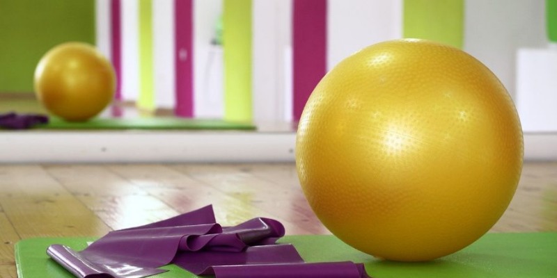 ピラティスのボールとマット