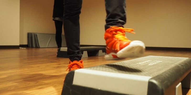 ステップ台の上に足を乗せようとしている