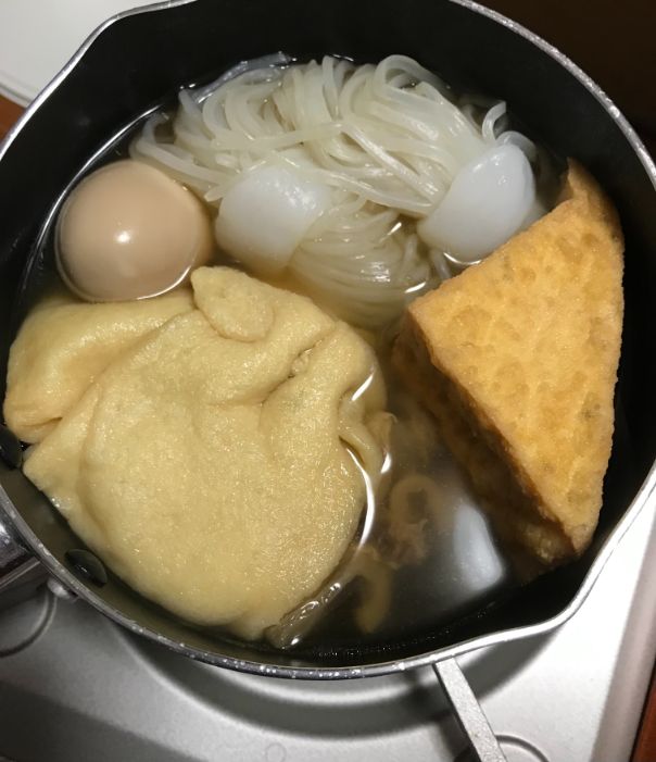 鍋の中におでんの具材（しらたき　卵　厚揚げ　もち巾着）