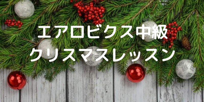 壁に飾られたクリスマスリース