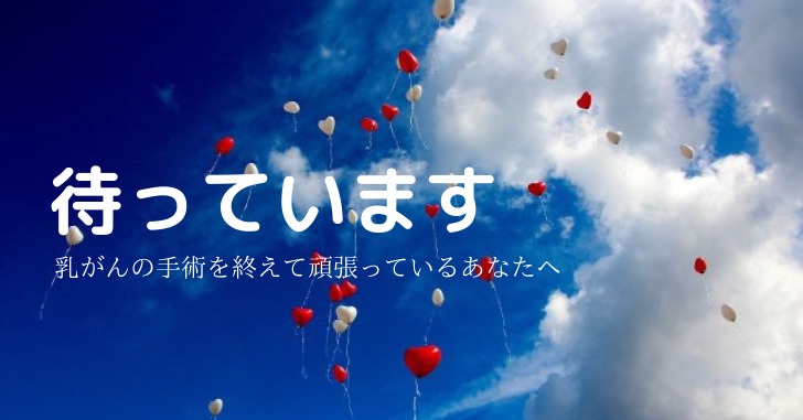 青い空白い雲空を飛ぶ風船