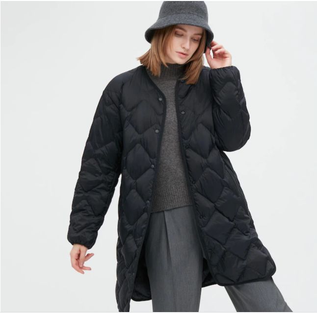 ユニクロウルトラライトダウンリラックスコートを着たモデル